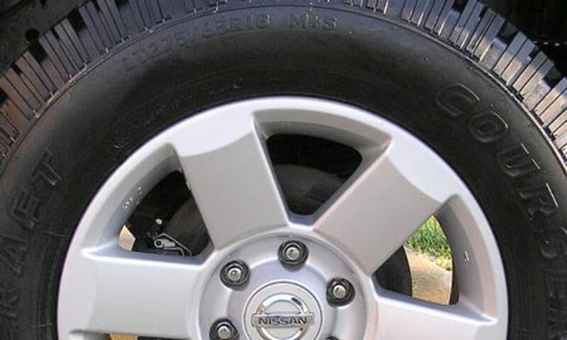 Thương hiệu sản xuất lốp được in chữ to trên lốp