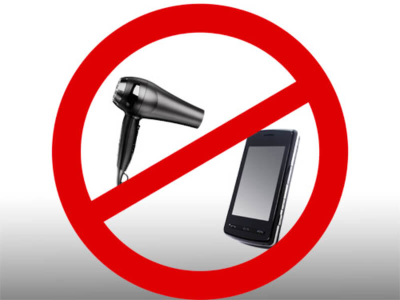 4- Không dùng máy sấy để sấy điện thoại khi bị dính nước