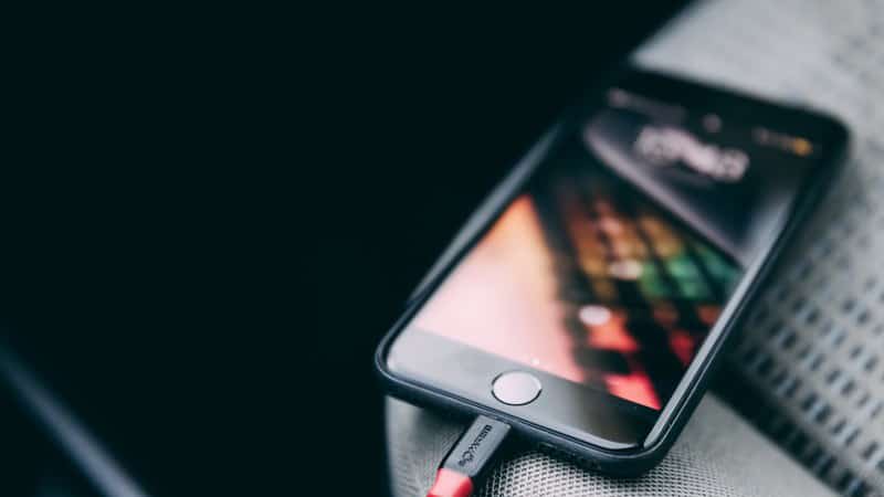 Tránh sạc iPhone qua đêm là cách sạc pin iphone mới mua đơn giản và hiệu quả