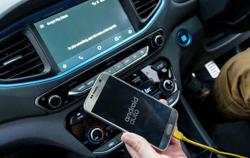 cách kết nối điện thoại với màn hình ô tô